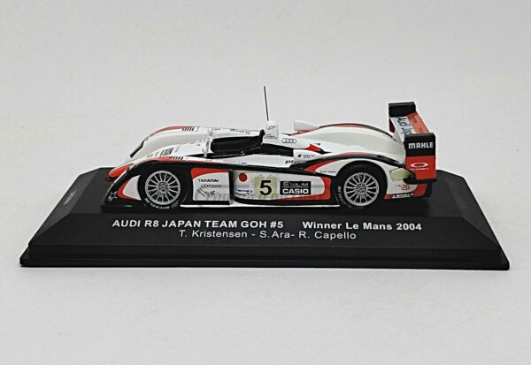 Miniatura de carro Audi R8 #5 Kristensen/Ara/Capello, Vencedor 24h Le Mans 2004, escala 1:43, marca IXO