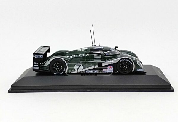 Miniatura de carro Bentley Speed 8 #7 Kristensen/Capello/Smith, Vencedor 24h Le Mans 2003, escala 1:43, marca IXO.