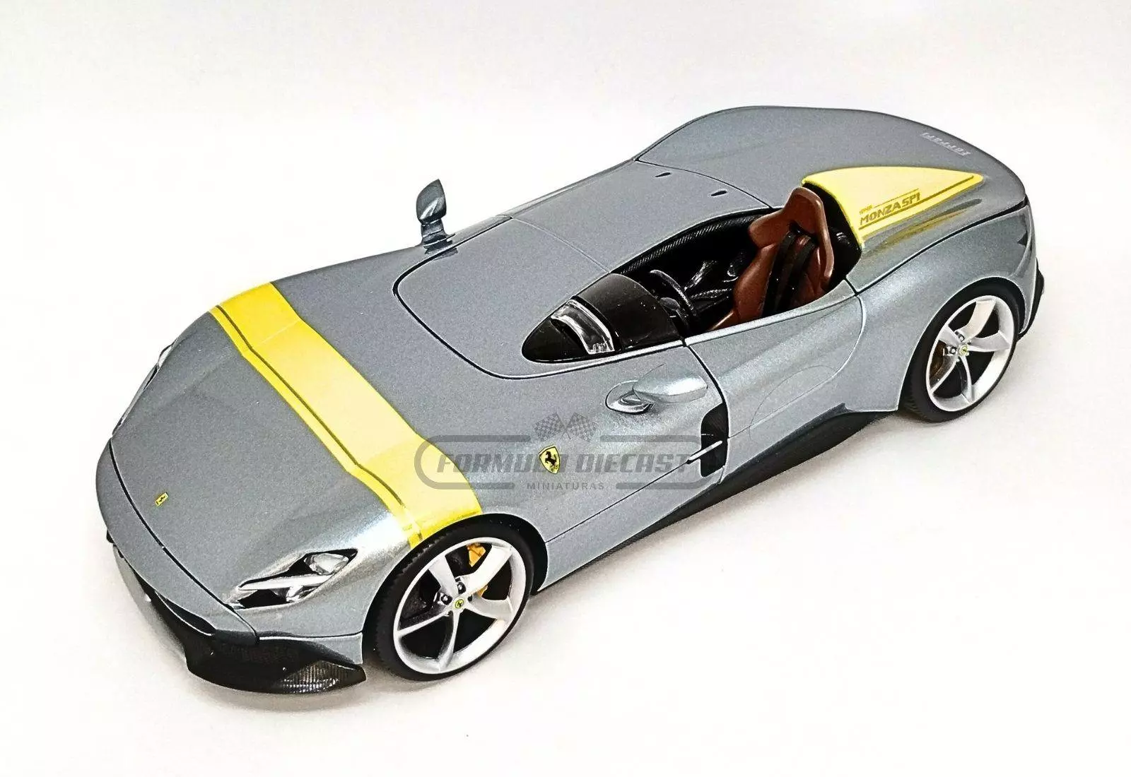 Miniatura de carro Ferrari Monza SP1 2019, Prata/Amarelo, escala 1:18, marca Bburago