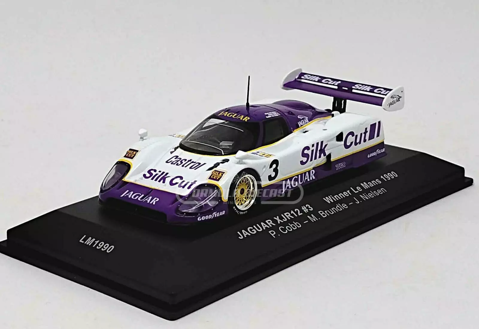 Miniatura de carro Jaguar XJR-12 #3 Nielsen/Cobb/Brundle, Vencedor 24h Le Mans 1990, escala 1:43, marca IXO