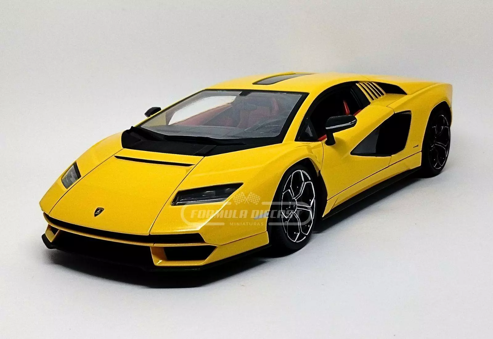 Miniatura de carro Lamborghini Countach LPI 800-4 2022, Amarelo, escala 1:18, marca Maisto