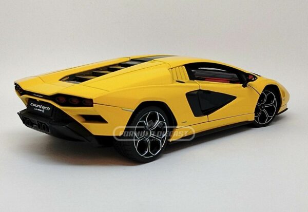 Miniatura de carro Lamborghini Countach LPI 800-4 2022, Amarelo, escala 1:18, marca Maisto