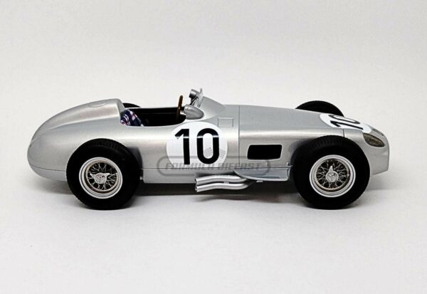 Miniatura de carro Mercedes-Benz W196 #10 J.M.Fangio, 2º lugar GP Inglaterra, Campeão Mundial F1 1955, escala 1:18, marca iScale