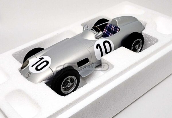 Miniatura de carro Mercedes-Benz W196 #10 J.M.Fangio, 2º lugar GP Inglaterra, Campeão Mundial F1 1955, escala 1:18, marca iScale