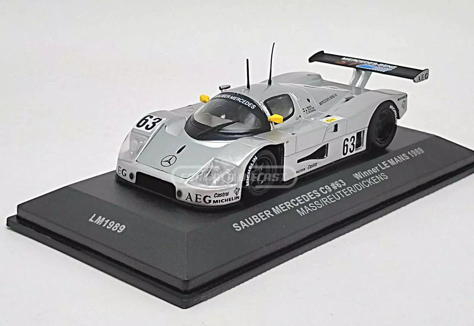 Miniatura de carro Sauber Mercedes C9 #63 Mass/Reuter/Dickens, Vencedor 24h Le Mans 1989, escala 1:43, marca IXO