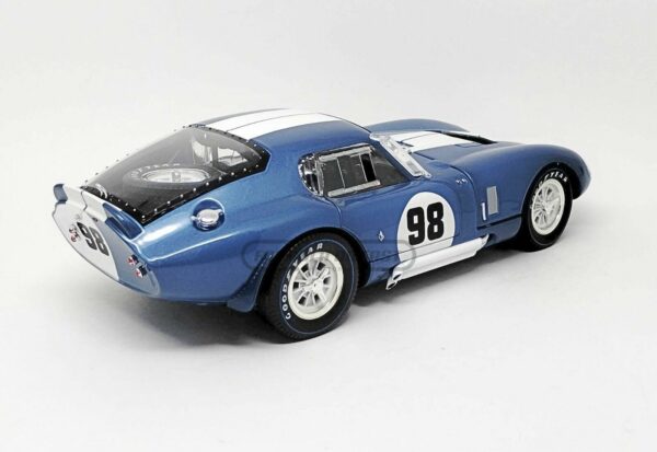 Miniatura de carro Shelby Cobra Daytona Coupe #98 1965, Azul c/ faixas Brancas, escala 1:18, marca Shelby Collectibles