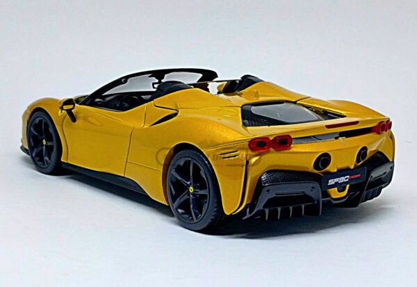 Miniatura de carro Ferrari SF90 Spider 2021, Ouro Metálico, escala 1:18, marca Bburago