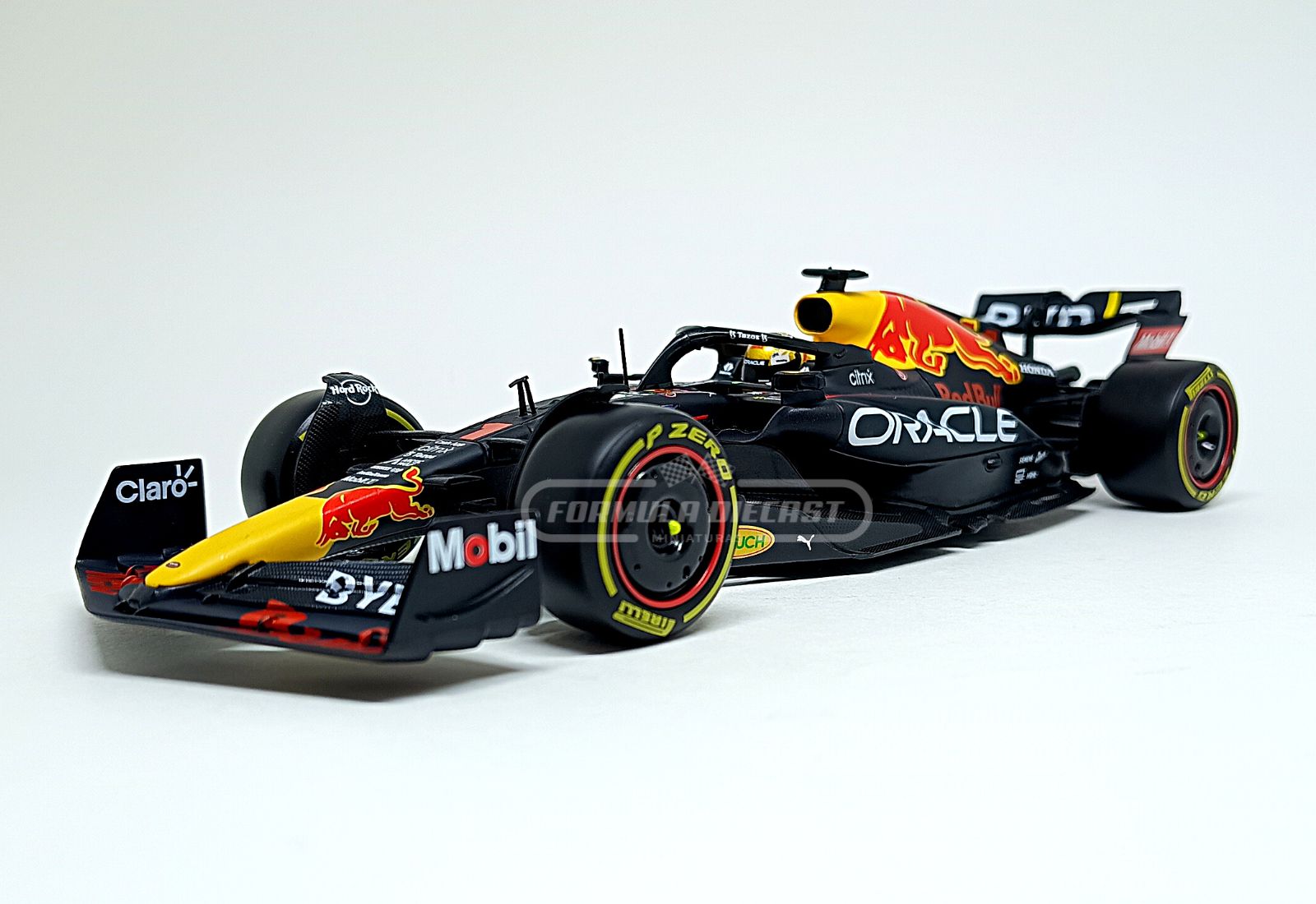 Miniatura de carro Red Bull RB18 #1 Max Verstappen, Campeão Mundial F1 2022, escala 1:24, marca Bburago