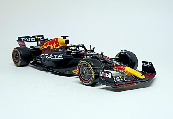 Miniatura de carro Red Bull RB18 #11 Sergio Perez, F1 2022, escala 1:24, marca Bburago