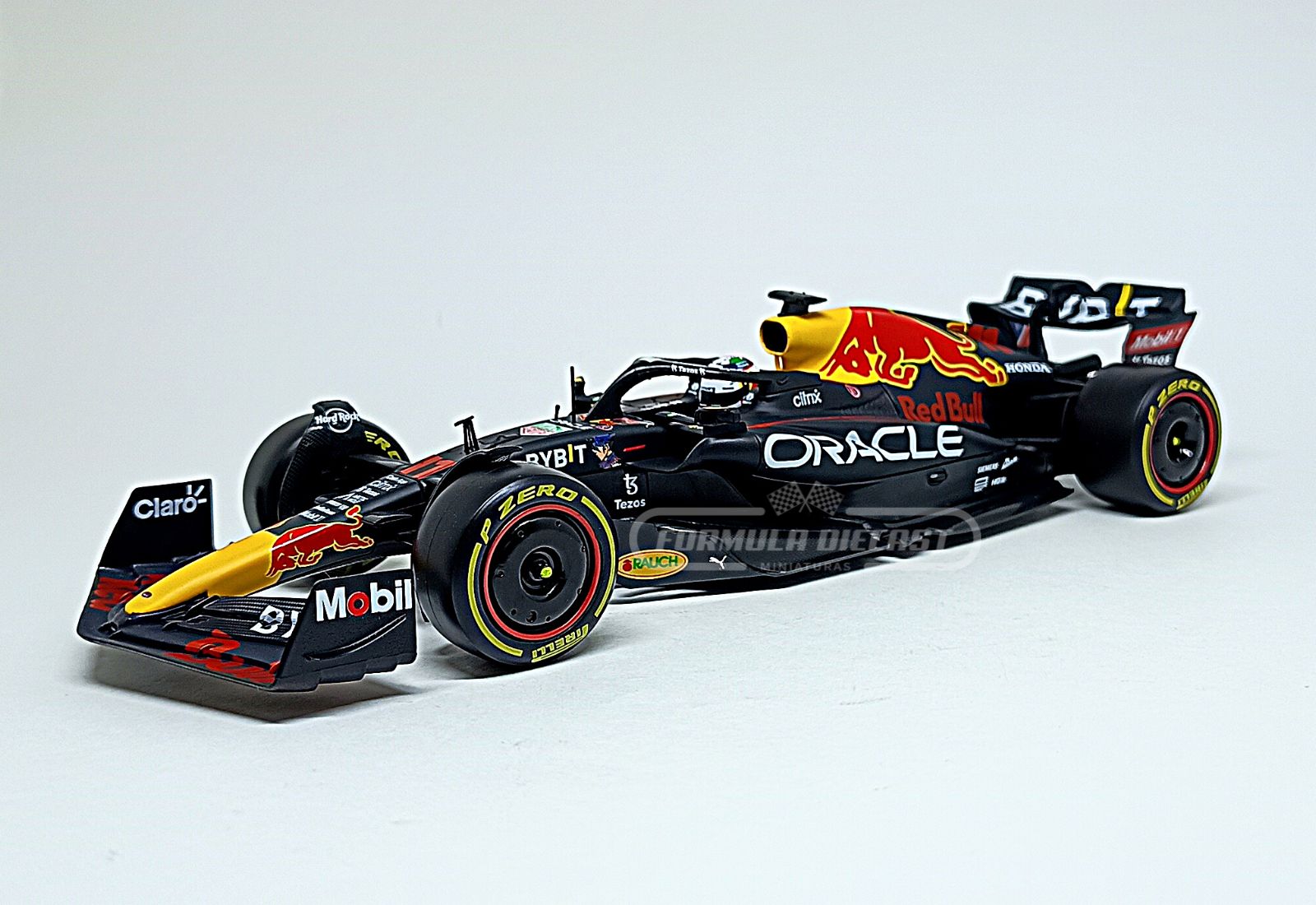 Miniatura de carro Red Bull RB18 #11 Sergio Perez, F1 2022, escala 1:24, marca Bburago