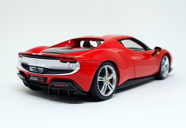 Miniatura de carro Ferrari 296 GTB Assetto Fiorano 2022, cor Vermelho/Branco, escala 1:18, marca Bburago