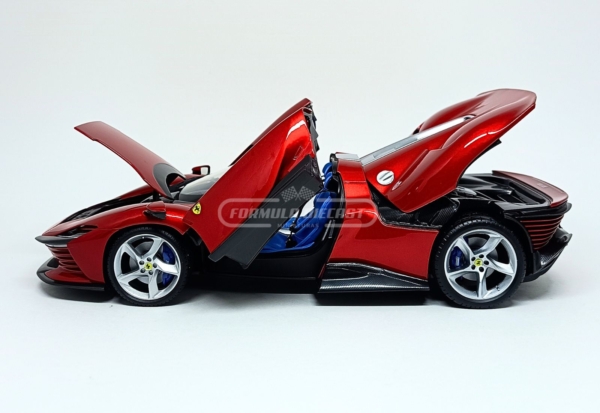Miniatura de carro Ferrari Daytona SP3 2021 "Open Top", cor Rosso Ferrari, escala 1:18, marca Bburago Signature
