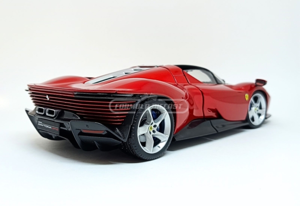 Miniatura de carro Ferrari Daytona SP3 2021, cor Rosso Ferrari, escala 1:18, marca Bburago Signature