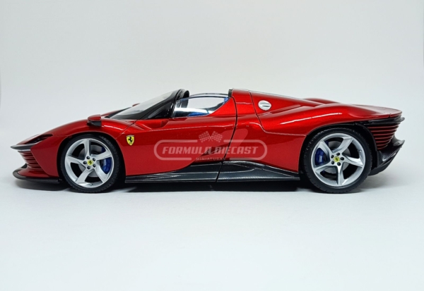 Miniatura de carro Ferrari Daytona SP3 2021, cor Rosso Ferrari, escala 1:18, marca Bburago Signature
