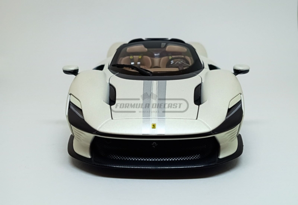 Miniatura de carro Ferrari Daytona SP3 2021, cor Branco Metálico, escala 1:18, marca Bburago Signature