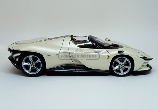 Miniatura de carro Ferrari Daytona SP3 2021, cor Branco Metálico, escala 1:18, marca Bburago Signature