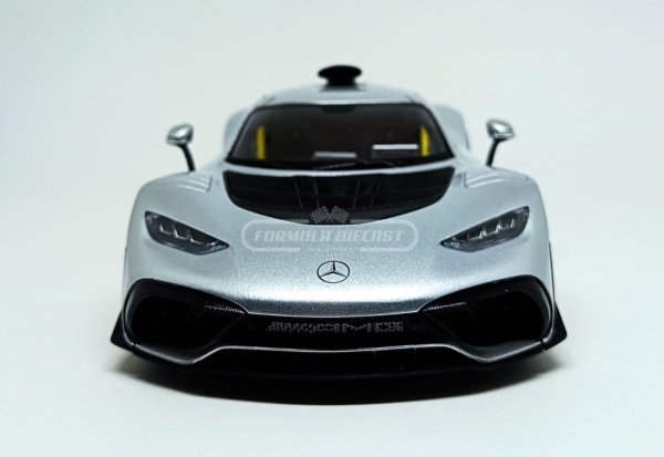 Miniatura de carro Mercedes-AMG One 2023, cor Prata, escala 1:18, marca NZG