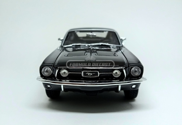 Miniatura de carro Ford Mustang GTA Fastback Special Edition 1967 Preto, escala 1:18, marca Maisto