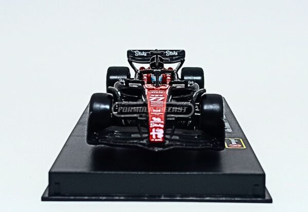 Miniatura de carro Alfa Romeo C43 #77 Valteri Bottas (c/ piloto), F1 2023, escala 1:43, marca Bburago