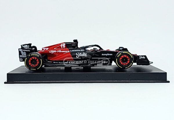 Miniatura de carro Alfa Romeo C43 #77 Valteri Bottas (c/ piloto), F1 2023, escala 1:43, marca Bburago