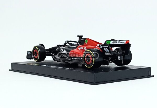 Miniatura de carro Alfa Romeo C43 #77 Valteri Bottas (c/ piloto), F1 2023, escala 1:43, marca Bburago