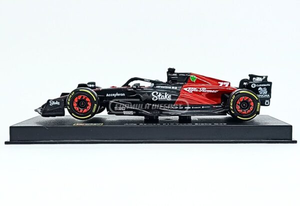 Miniatura de carro Alfa Romeo C43 #77 Valteri Bottas (c/ piloto), F1 2023, escala 1:43, marca Bburago