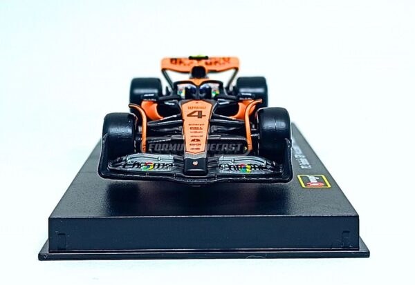 Miniatura de carro McLaren MCL60 #4 L. Norris (c/ piloto), F1 2023, escala 1:43, marca Bburago