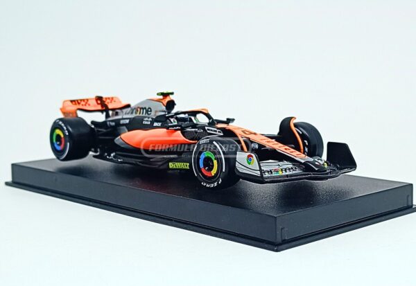 Miniatura de carro McLaren MCL60 #4 L. Norris (c/ piloto), F1 2023, escala 1:43, marca Bburago