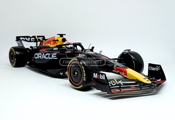 Miniatura de carro Red Bull RB19 #1 Max Verstappen (c/ piloto), Campeão Mundial F1 2023, escala 1:18, marca Bburago