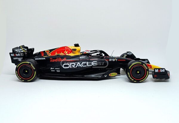 Miniatura de carro Red Bull RB19 #1 Max Verstappen (c/ piloto), Campeão Mundial F1 2023, escala 1:18, marca Bburago