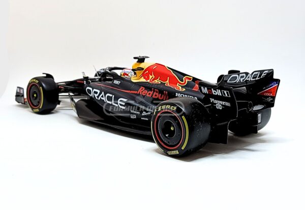 Miniatura de carro Red Bull RB19 #1 Max Verstappen (c/ piloto), Campeão Mundial F1 2023, escala 1:18, marca Bburago