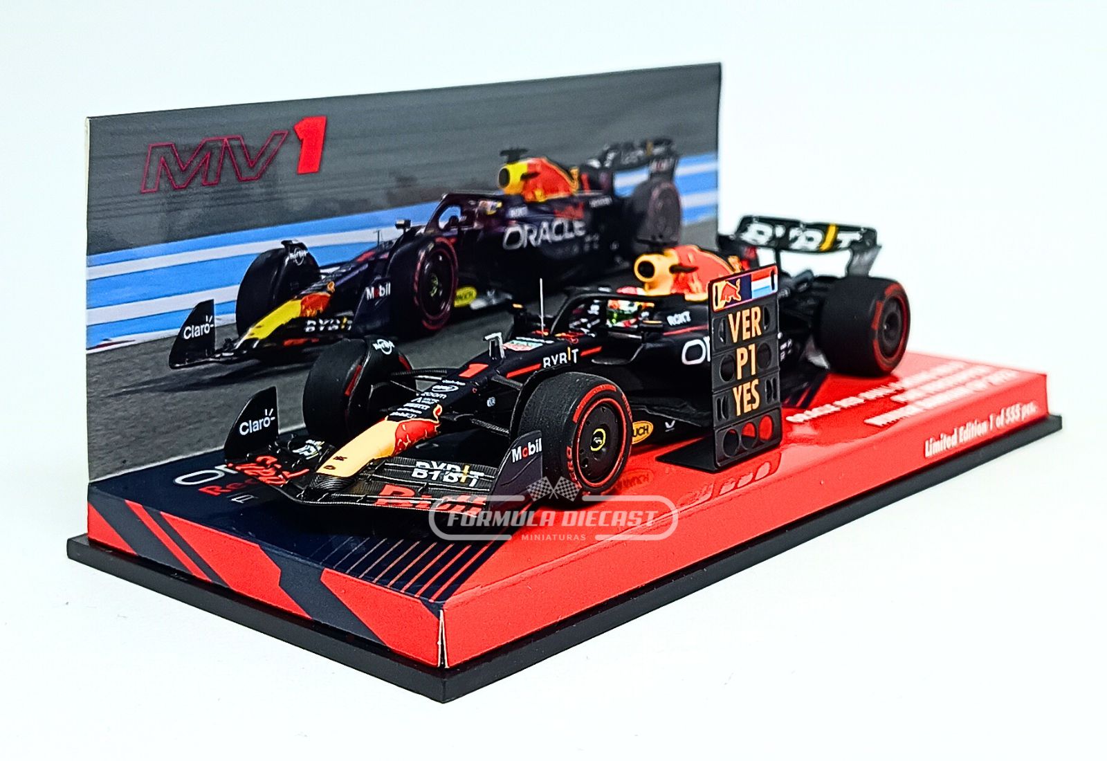 Miniatura de carro Red Bull RB19 #1 M. Verstappen, 1º lugar GP Bahrain, Campeão Mundial F1 2023, escala 1:43, marca Minichamps