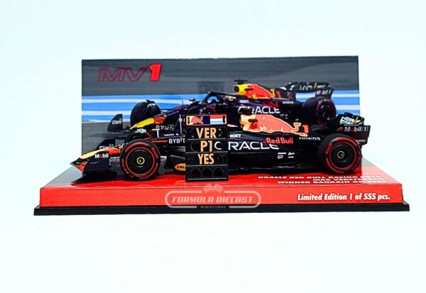 Miniatura de carro Red Bull RB19 #1 M. Verstappen, 1º lugar GP Bahrain, Campeão Mundial F1 2023, escala 1:43, marca Minichamps