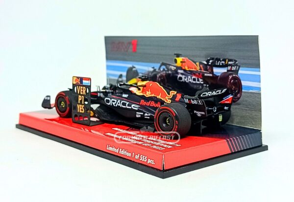 Miniatura de carro Red Bull RB19 #1 M. Verstappen, 1º lugar GP Bahrain, Campeão Mundial F1 2023, escala 1:43, marca Minichamps