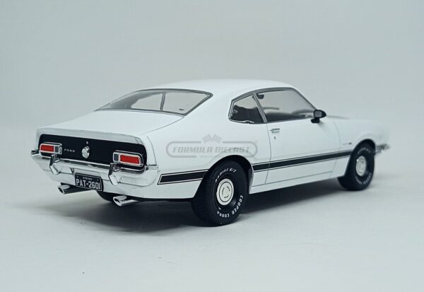 Miniatura de carro Ford Maverick GT 1974, escala 1:24, marca California Classics