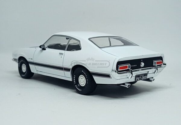 Miniatura de carro Ford Maverick GT 1974, escala 1:24, marca California Classics