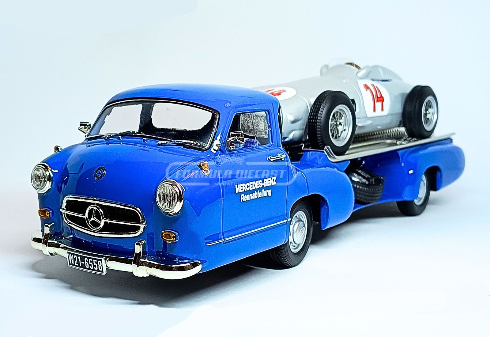 Miniatura de caminhão Mercedes-Benz racing transporter "Blue Wonder" + carro Mercedes-Benz W196 #14 Stirling Moss, F1 1955, escala 1:18, marca Werk83