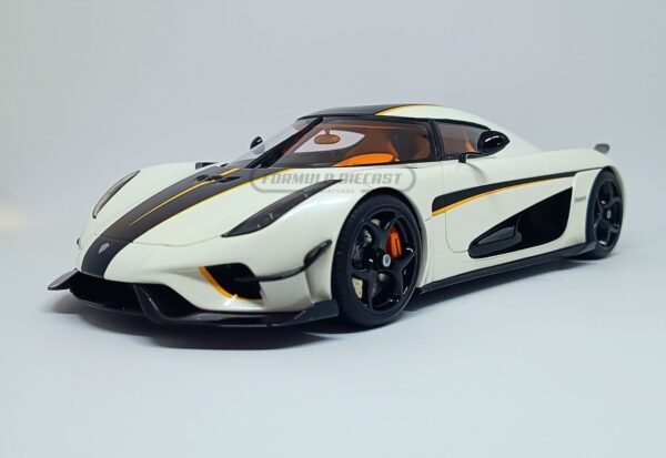 Miniatura de carro Koenigsegg Regera 2018 Branco Metálico/Preto, Edição Limitada 2.000 peças, escala 1:18, marca GT Spirit