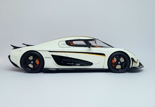 Miniatura de carro Koenigsegg Regera 2018 Branco Metálico/Preto, Edição Limitada 2.000 peças, escala 1:18, marca GT Spirit