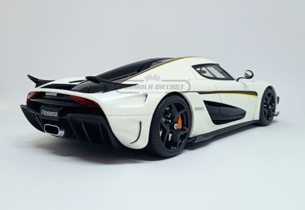 Miniatura de carro Koenigsegg Regera 2018 Branco Metálico/Preto, Edição Limitada 2.000 peças, escala 1:18, marca GT Spirit