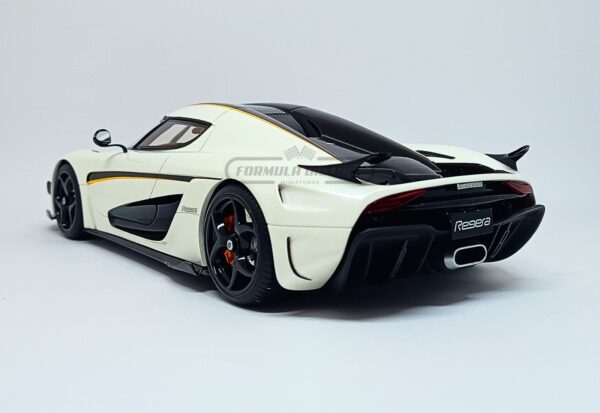 Miniatura de carro Koenigsegg Regera 2018 Branco Metálico/Preto, Edição Limitada 2.000 peças, escala 1:18, marca GT Spirit