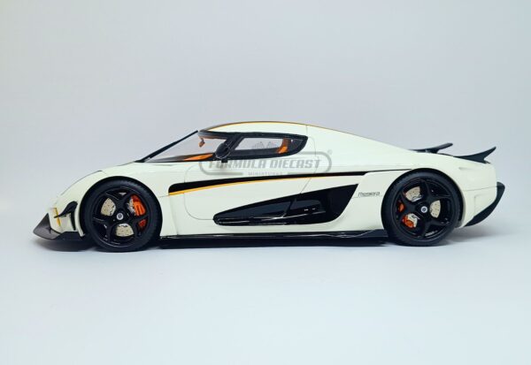 Miniatura de carro Koenigsegg Regera 2018 Branco Metálico/Preto, Edição Limitada 2.000 peças, escala 1:18, marca GT Spirit