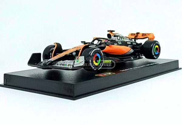 Miniatura de carro McLaren MCL60 #81 O. Piastri (c/ piloto), GP da Inglaterra F1 2023, escala 1:43, marca Bburago