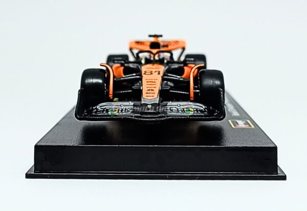 Miniatura de carro McLaren MCL60 #81 O. Piastri (c/ piloto), GP da Inglaterra F1 2023, escala 1:43, marca Bburago