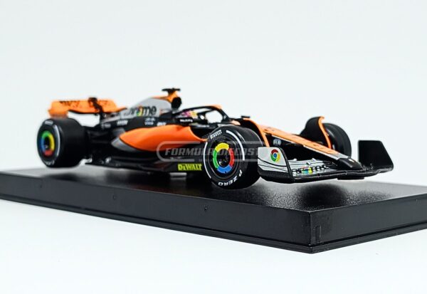 Miniatura de carro McLaren MCL60 #81 O. Piastri (c/ piloto), GP da Inglaterra F1 2023, escala 1:43, marca Bburago