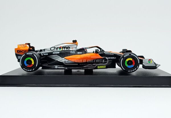 Miniatura de carro McLaren MCL60 #81 O. Piastri (c/ piloto), GP da Inglaterra F1 2023, escala 1:43, marca Bburago