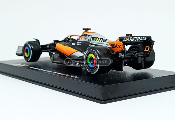 Miniatura de carro McLaren MCL60 #81 O. Piastri (c/ piloto), GP da Inglaterra F1 2023, escala 1:43, marca Bburago