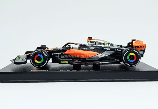 Miniatura de carro McLaren MCL60 #81 O. Piastri (c/ piloto), GP da Inglaterra F1 2023, escala 1:43, marca Bburago