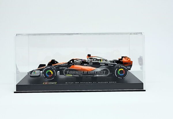 Miniatura de carro McLaren MCL60 #81 O. Piastri (c/ piloto), GP da Inglaterra F1 2023, escala 1:43, marca Bburago