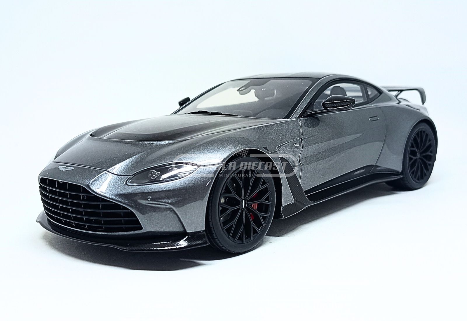 Miniatura de carro Aston Martin V12 Vantage 2023, cinza metálico/carbono, edição limitada 999 peças, escala 1:18, marca GT Spirit